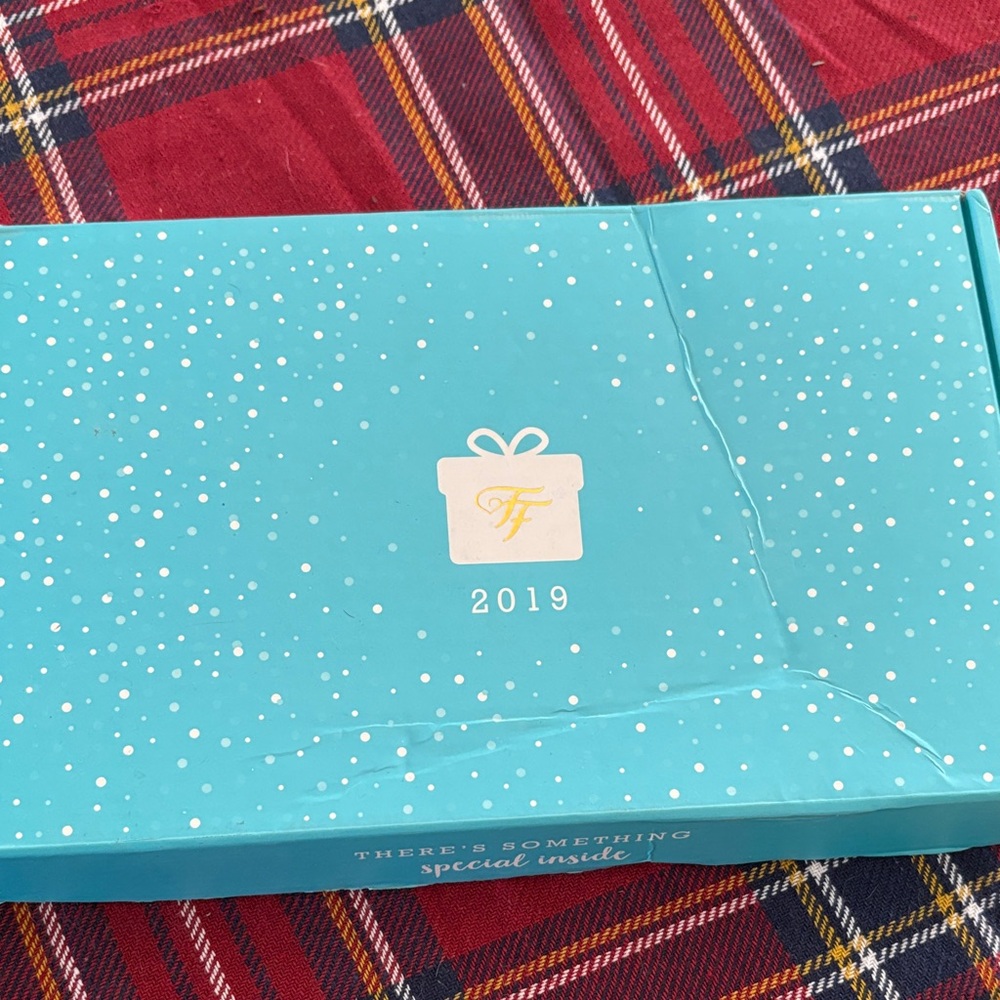 Fancy feast holiday ornaments 2019 - Picture 1 of 3